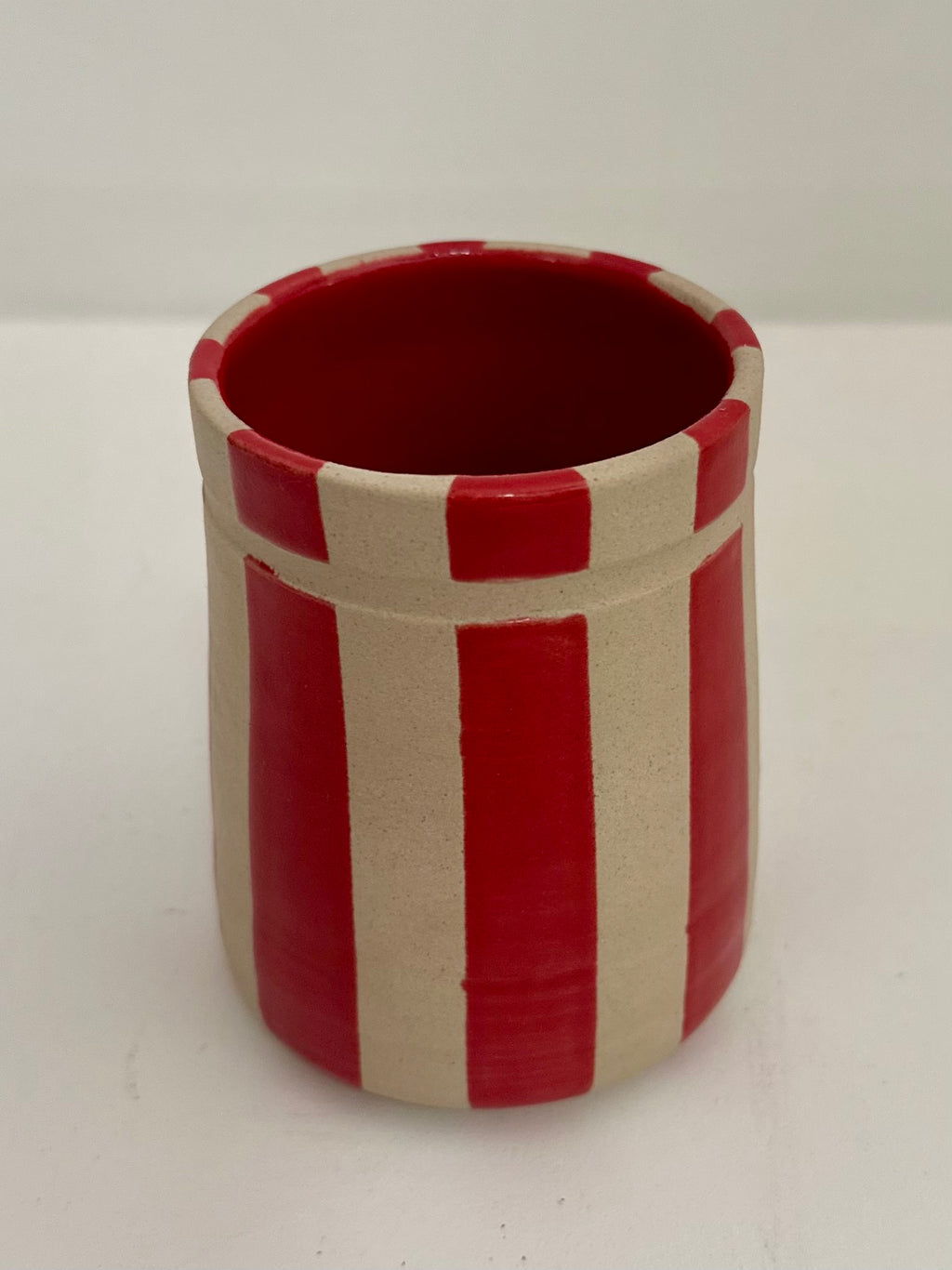 Petit vase rayé rouge